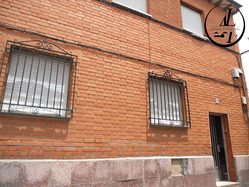 Inmobiliaria en Toledo vende edificio en Bargas.Se vende casa en Bargas: a reformar dos pisos independientes.