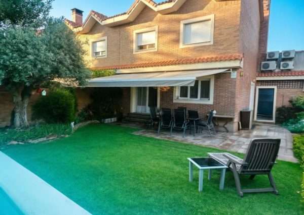 Semi-Detached Chalet in Señorío de Illescas | 227m² Cadastral + Private Pool + Garden | €485,000