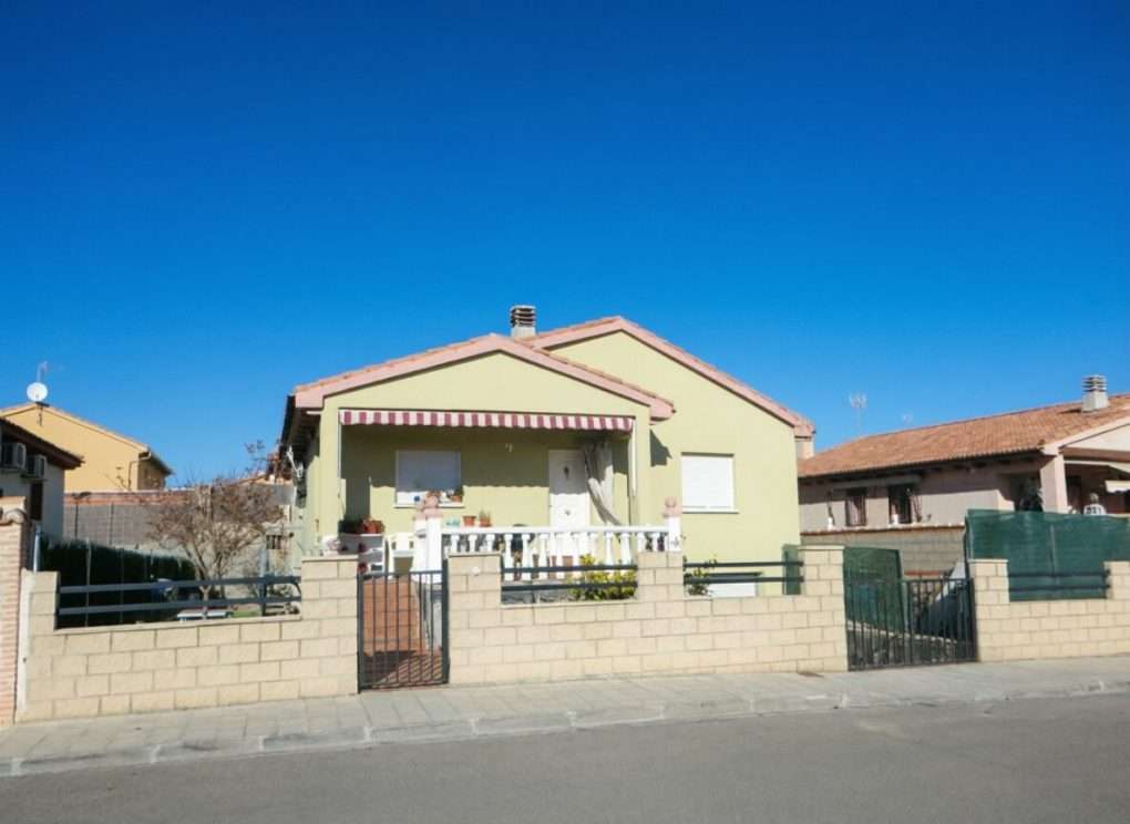 Casa Inversión Burguillos de Toledo | 252m² Catastrales + Garaje | Alquiler 575€/mes | 176.100€